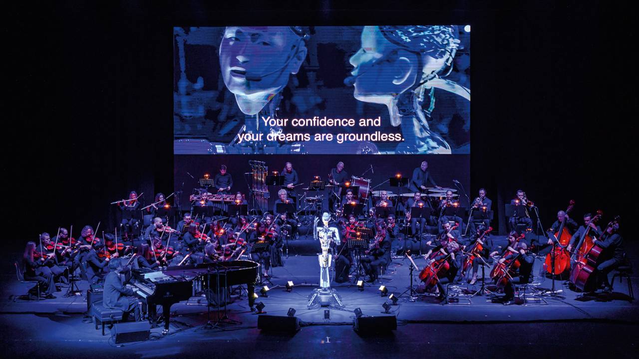 O ANDROIDE ALTER 3 CONDUZ UMA SINFONIA E CANTA - Apenas o primeiro movimento do que está por vir -