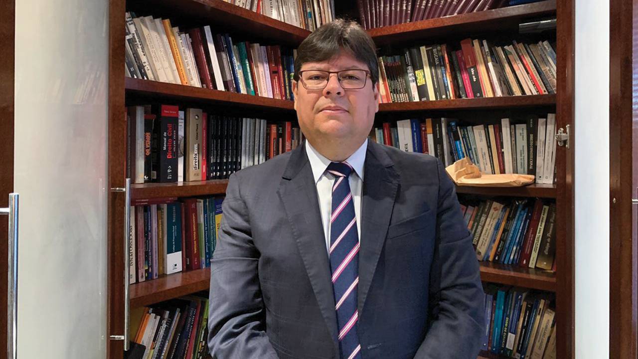 O MODERADO - Mattos, na biblioteca de casa: seu nome emplacou graças ao bom trânsito entre colegas e parlamentares -
