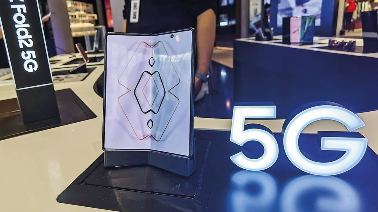 GALAXY Z FOLD - O smartphone dobrável da Samsung fez sua estreia em abril de 2019, enfrentando críticas por causa de quebra de tela e outras falhas no aparelho. Superada a dificuldade inicial, foi relançado com boa aceitação -
