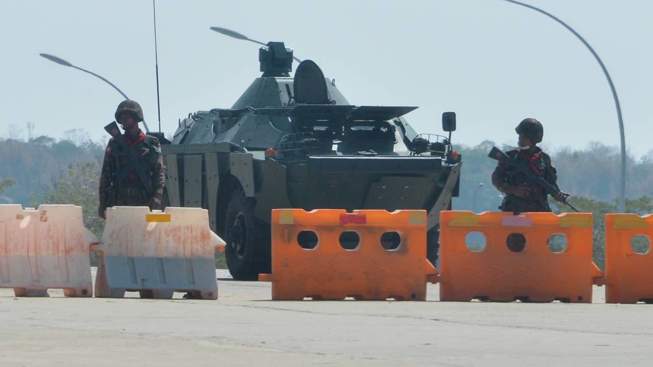 Soldados bloqueiam avenida que leva ao Parlamento em Naypyidaw, Mianmar - 01/02/2020