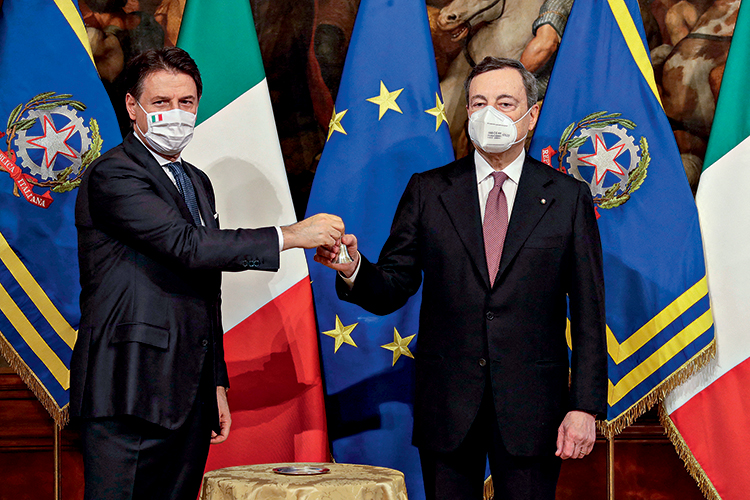 NOVA DIREÇÃO - Conte (à esq.) entrega a sineta de primeiro-ministro a Draghi: adesão quase total ao governo que entra -