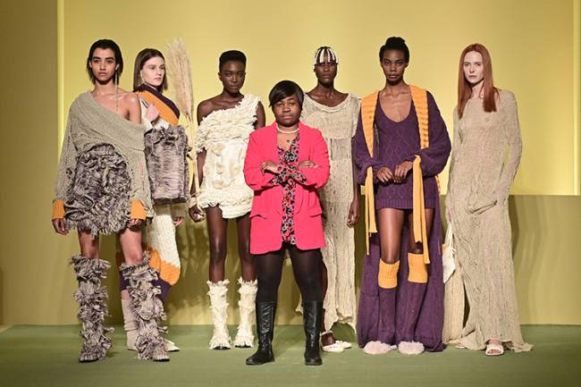 FASHION-ITALY-RACISM A estilista camaronesa Claudia Gisele Ntsama (ao centro), do coletivo