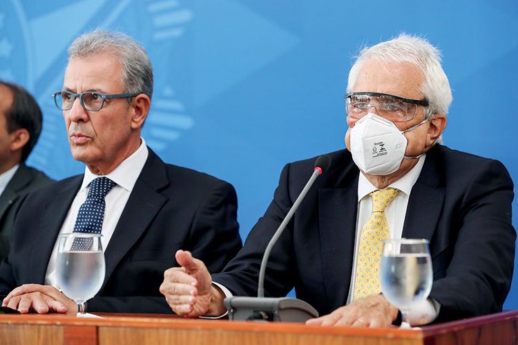 05/02/2021 Coletiva à imprensa SAÍDA RUINOSA - Castello Branco (de máscara): até o trabalho remoto serviu de motivo para críticas de Bolsonaro -