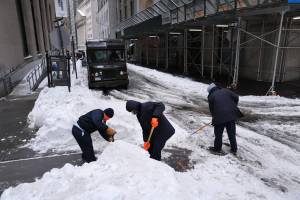 New York Begins To Dig Out From Major Winter Snowstorm Os trabalhadores limpam as ruas de neve em Manhattan em 2 de fevereiro. Nova York e grande parte do nordeste dos UE estão sendo atingidas por uma grande tempestade de inverno que trouxe mais de meio metro de neve para a área antes do fim da tarde de terça-feira. Escolas, transporte público e centros de vacinas em toda a região estão sendo afetados pela tempestade.