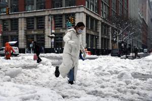 New York Begins To Dig Out From Major Winter Snowstorm Pedestres em rua repleta de neve em Manhattan, Nova York. 02/02/2021