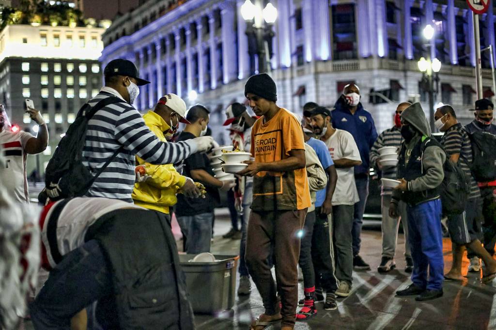 Torcida do São Paulo distribui alimentos Coronavírus ***ATENÇÃO***NÃO REUTILIZAR ESTA IMAGEM, SUJEITO A COBRANÇA POR USO INDEVIDO***FOTO EXCLUSIVA PARA A UTILIZAÇÃO APENAS NA REVISTA VEJA***