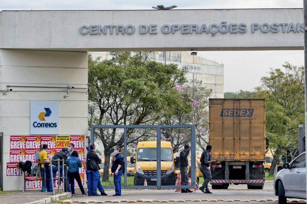 Greve dos correios TABU - Correios: a privatização da estatal, engavetada nos primeiros dois anos, pode finalmente sair do papel -