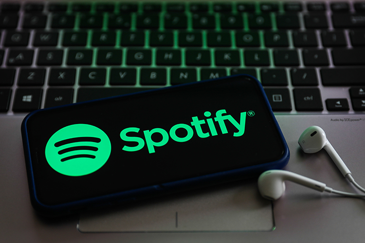 Spotify firma acordo com gravadoras para proteger artistas do uso indevido de IA