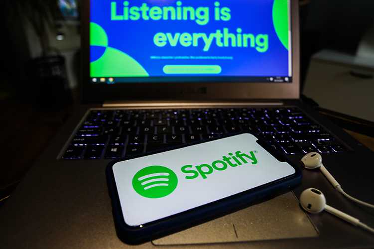 A empresa sueca de streaming adotará o home office permanente -