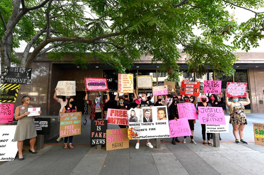 #FreeBritney Protest Outside Los Angeles Courthouse Fãs protestam em apoio a Britney Spears do lado de fora do tribunal de Los Angeles, em setembro de 2020