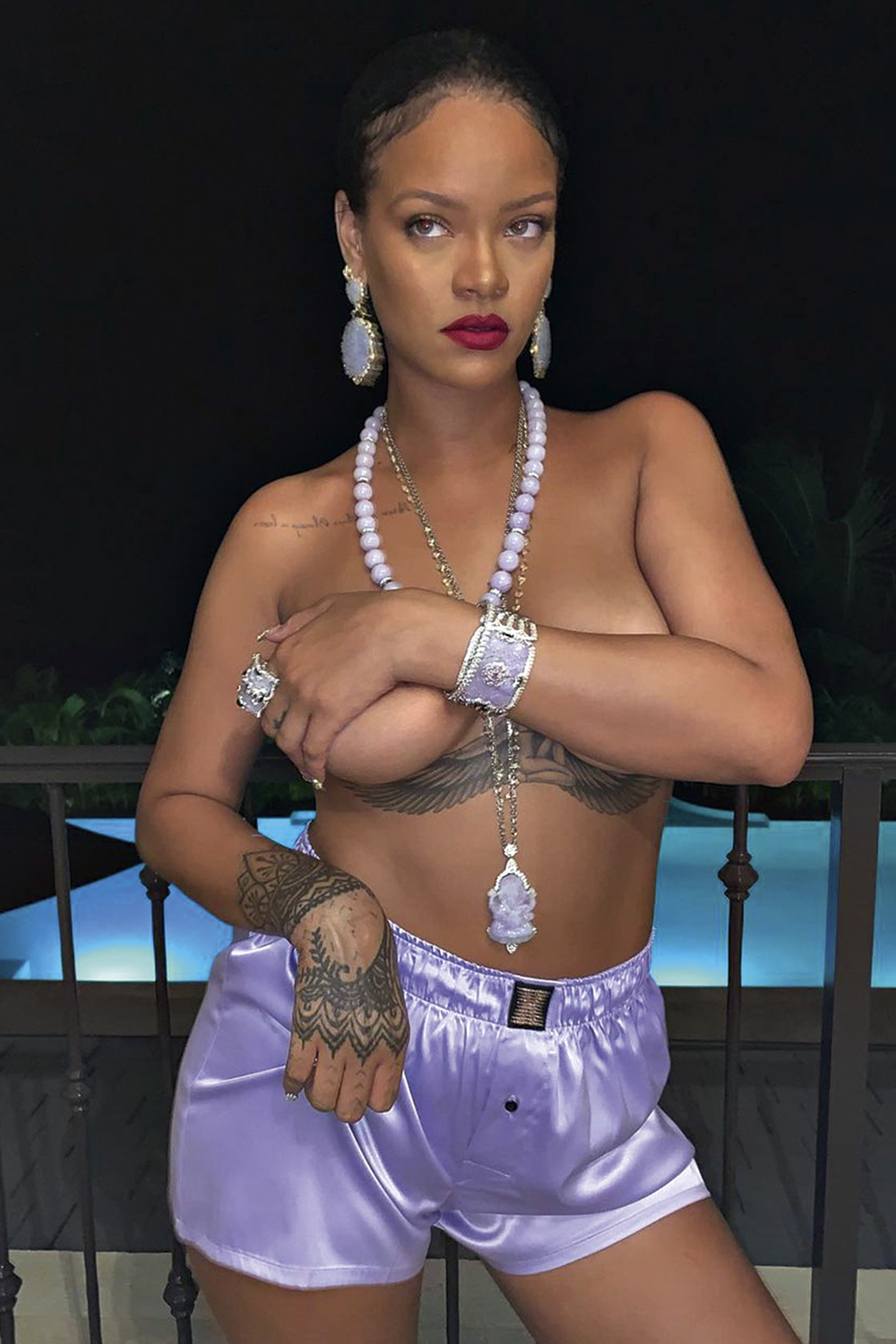 RIHANNA—INSTAGRAM-@BADGALRIRI-20-2021.jpg2 Rihanna -