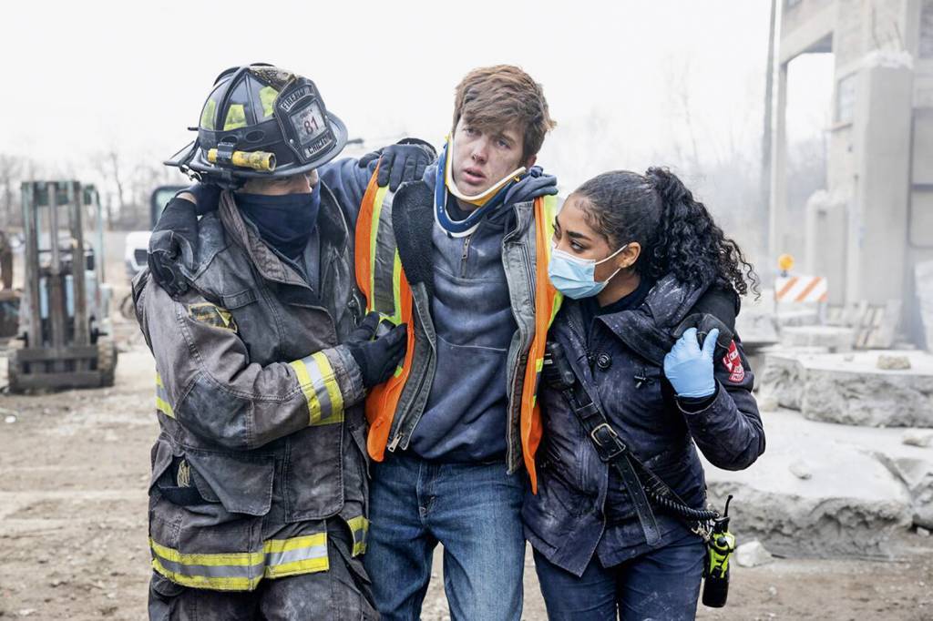 SERIADO-CHICAGO-FIRE-S9-08.jpeg O MUNDO NÃO PARA - Chicago Fire: bombeiros em ação lidam com incidentes do dia a dia para além da Covid-19 -