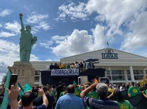 Luciano Hang lidera protesto