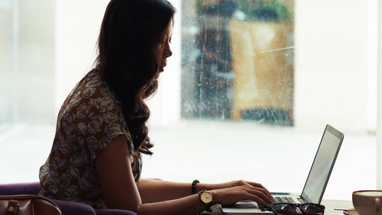 Mulher asiática tecla no computador