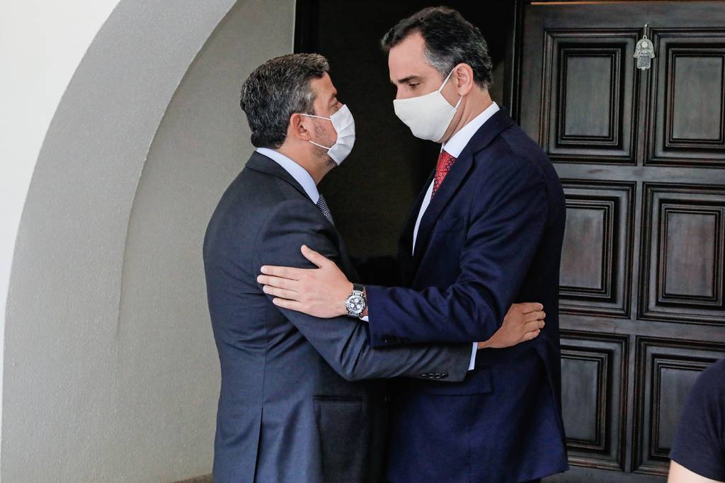 img20210204102030395.jpg ALINHADOS - Lira e Pacheco, novos presidentes da Câmara e do Senado: a missão de aprovar o auxílio para Bolsonaro -