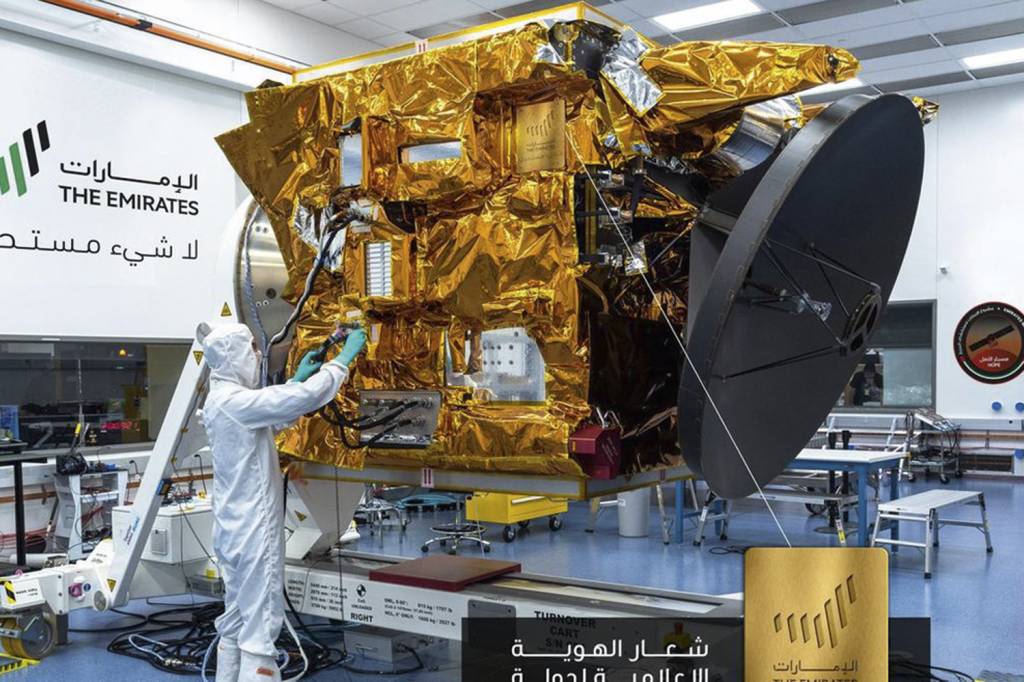 na20-probe.jpg TECNOLOGIA - Técnico trabalha na primeira sonda orbital árabe: feito inédito -