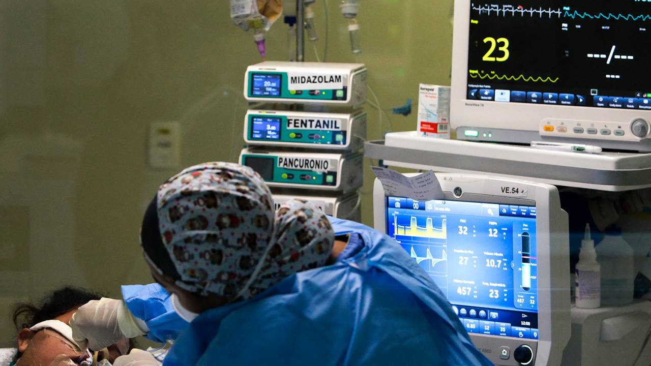Profissionais de saúde cuidam de paciente na Unidade de Terapia Intensiva do Hospital Emilio Ribas, em São Paulo -