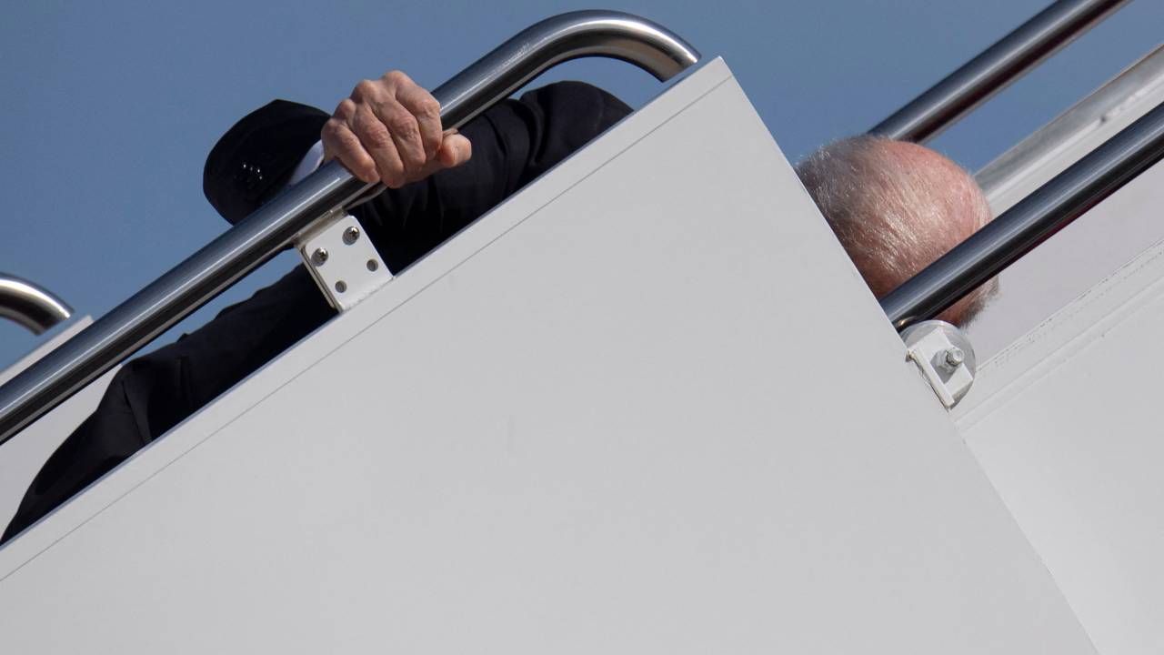 Presidente dos EUA, Joe Biden, tropeça ao entrar no Air Force One. 19/03/2021
