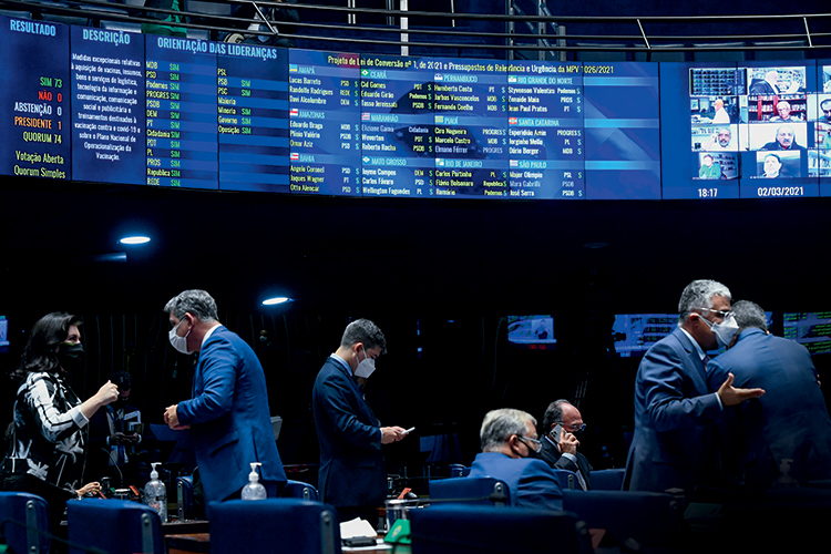 JOGO DURO - Senadores em ação: sob a justificativa de facilitar sua aprovação, o texto foi modificado -