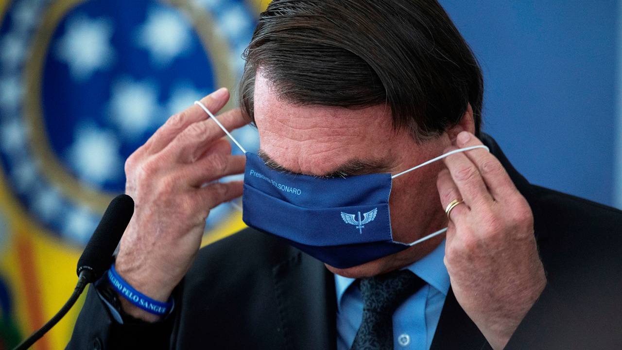 O presidente Jair Bolsonaro veste a máscara durante evento onde foi anunciado o investimento para o Programa Águas Brasileiras, hoje no Palácio do Planalto, em Brasília -