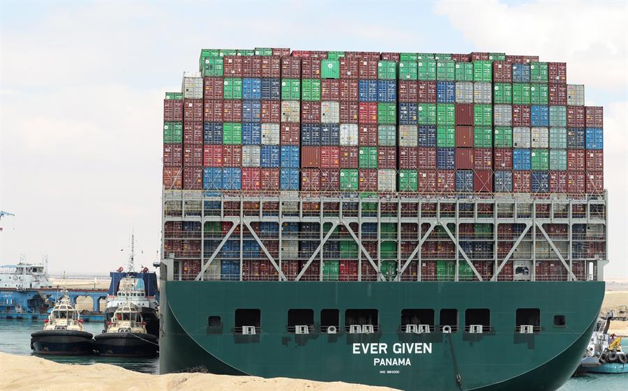 Navio no Canal de Suez