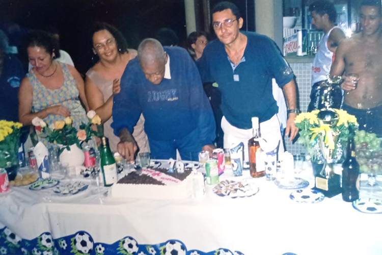 Ao lado de Tereza Borba e do marido Mauro em seu último aniversário, em Praia Grande -