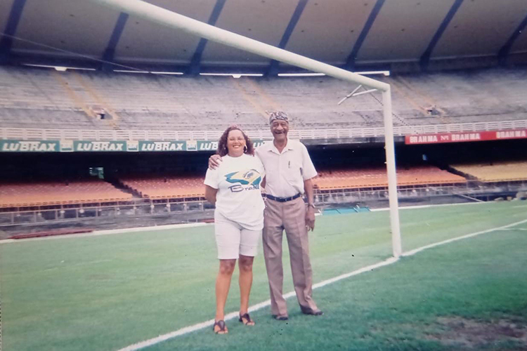 Barbosa e Tereza juntos no Maracanã em registro que desmistifica a história de que ele não pisava mais no estádio -