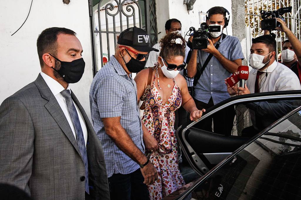 Fabrício Queiroz e sua mulher tiram as tornozeleiras no SEAP, no Rio ***ATENÇÃO - USO RESTRITO - PAGAMENTO POR REUTILIZAÇÃO***