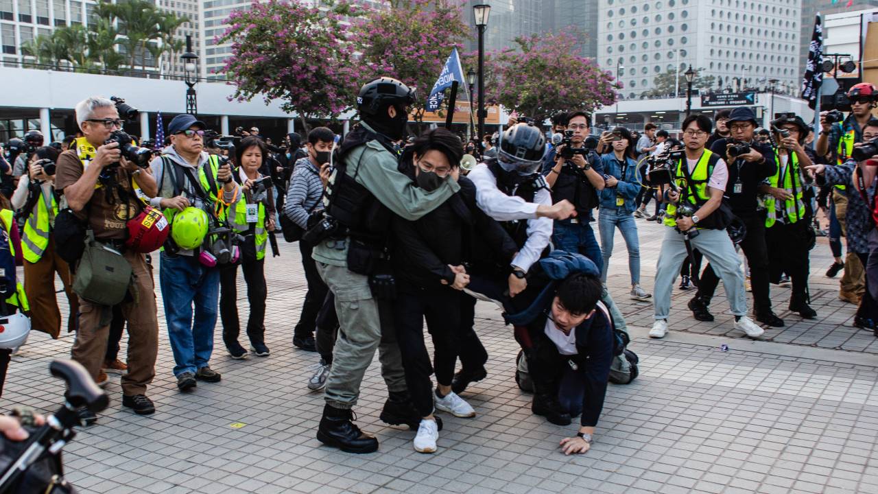 Membros da tropa de choque da polícia durante manifestação em apoio à minoria uigur em Xinjiang. 22/12/2019