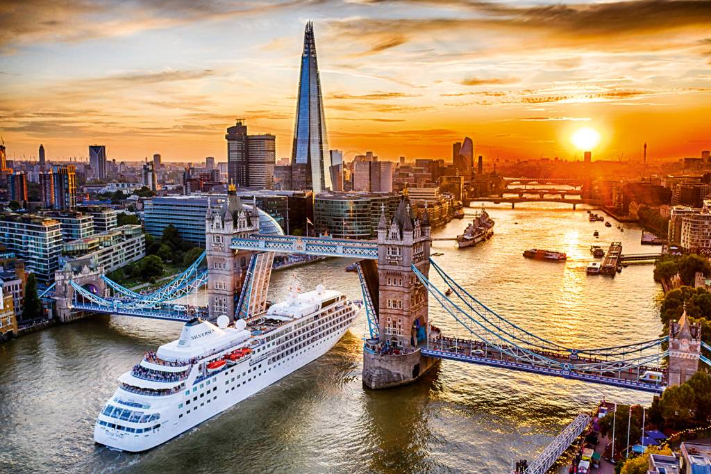 Aerial view of Silversea Cruise ship passing under Tower bridge in London LOUCOS PARA VIAJAR - Em Londres: britânicos contam os dias para curtir a temporada de verão em cruzeiros -