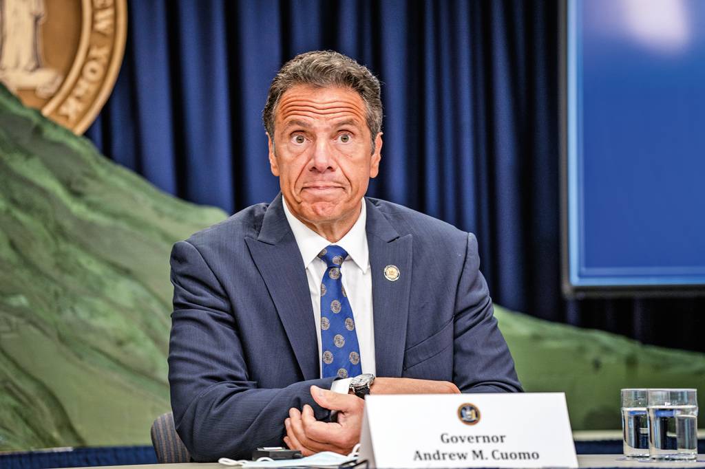 New York Governor Cuomo Holds Briefing In Manhattan PRESSÃO - Cuomo: pedido de desculpas, com a ressalva de que seu “jeito brincalhão” teria dado uma impressão errada