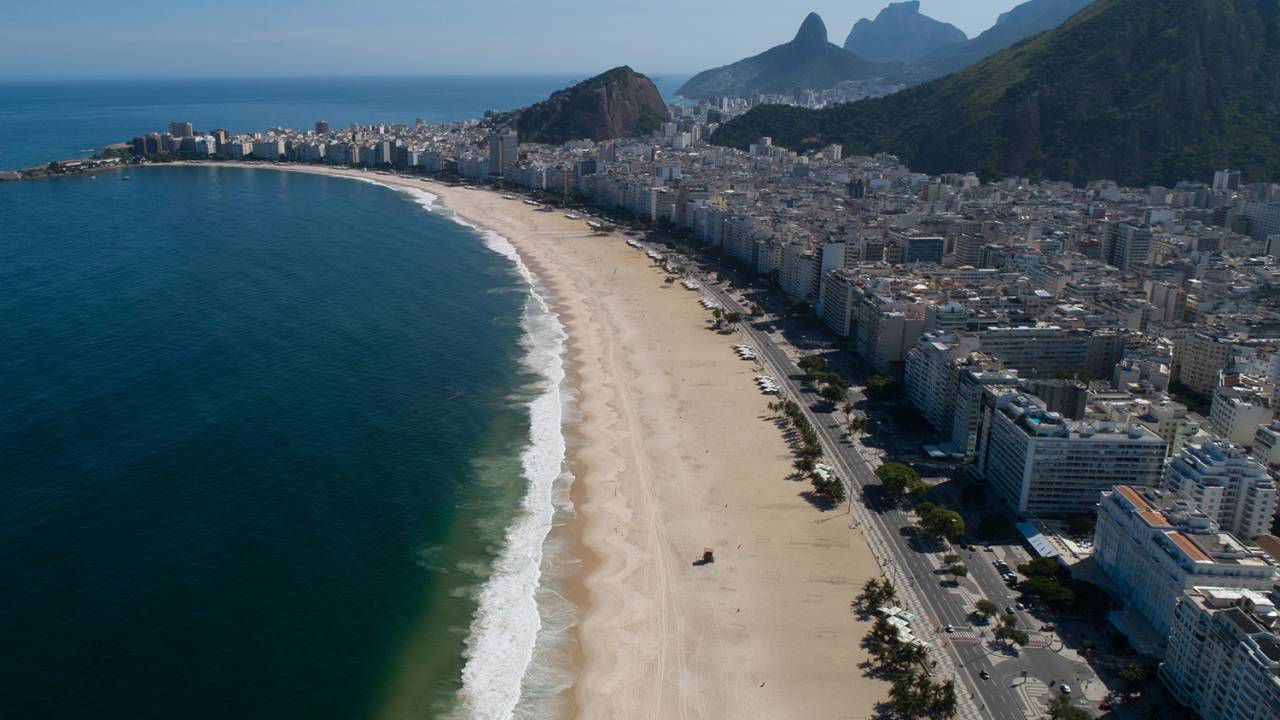 A quase deserta praia de Copacabana, no Rio de Janeiro -