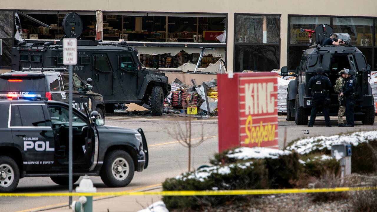Policiais cercam supermercado em Boulder, no estado do Colorado (EUA), após ataque - 22/03/2021