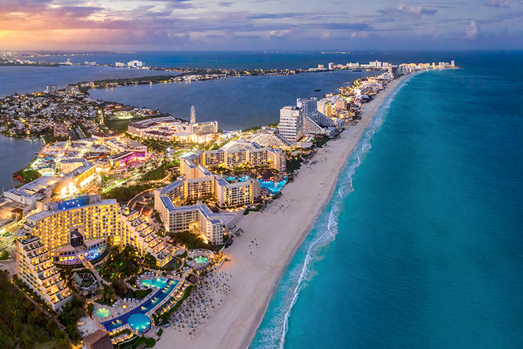 A PLENO VAPOR - Cancún: os resorts da porta de entrada da Riviera Maia estão lotados -