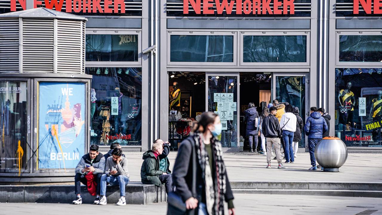 FLEXIBILIZAÇÃO - Loja em Berlim: com normas rígidas, estabelecimentos reabrem para receber a renda excedente -