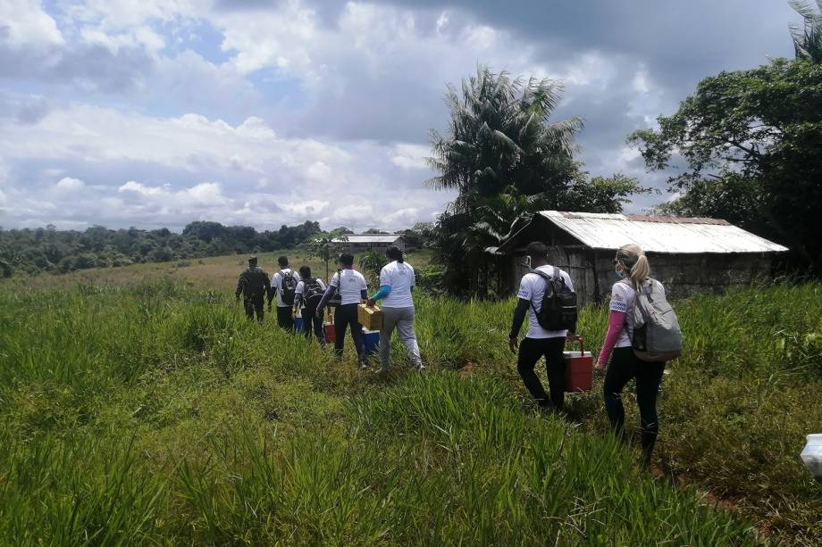 Vacinação contra a Covid-19 em tribos indígenas na Amazônia -