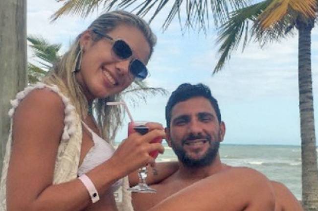 Julia-Lotufo Julia Lotufo posa para foto com miliciano Adriano Magalhães da Nóbrega, chefe do Escritório do Crime