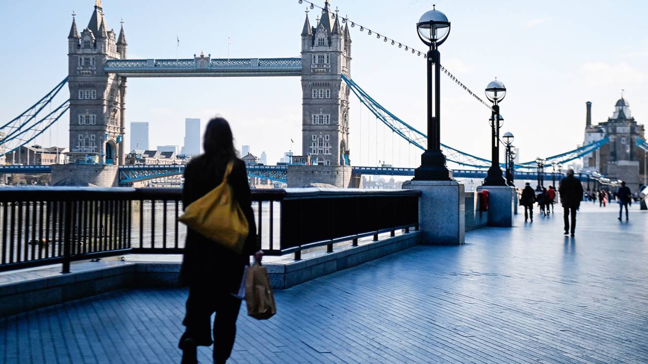 EXEMPLO - Londres: adoção de lockdown no Reino Unido conseguiu diminuir em 80% os casos de Covid-19 no início do ano -