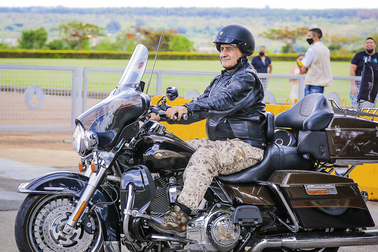 “Quem está alinhado ao governo tem direito a espaço no governo”