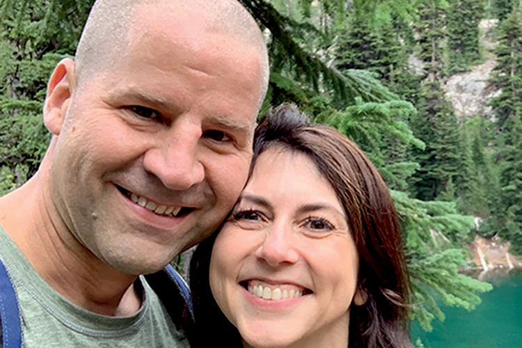 Dan Jewett e MacKenzie Scott -