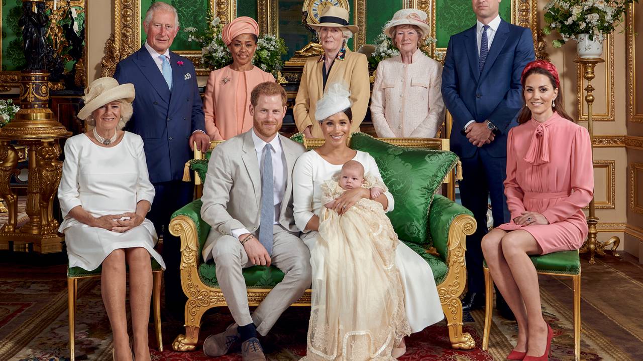 FAMÍLIA DIFÍCIL - O casal no batismo de Archie: pai, madrasta, irmão, cunhada e tias dele e a mãe dela (atrás, de rosa) -