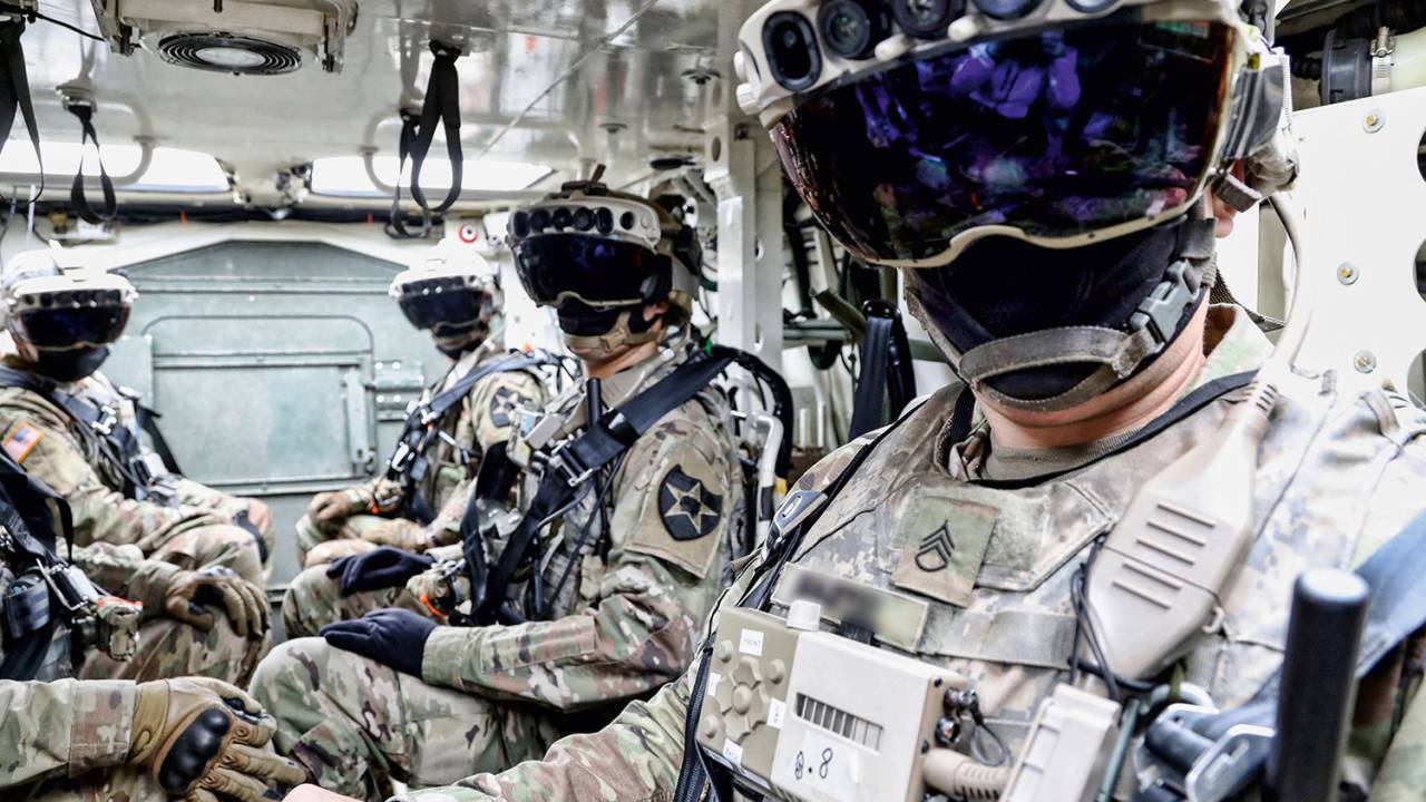 VISÃO TOTAL - Soldados americanos testam óculos especiais: recurso virtual em cenário de guerra real - Na imagem um dos soldados está com o óculos especial de super visão.