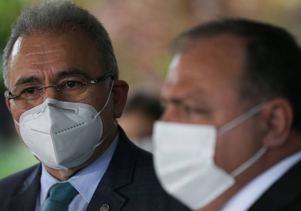 O futuro ministro da Saúde, Marcelo Queiroga (à esq.), faz pronunciamento ao lado de Pazuello