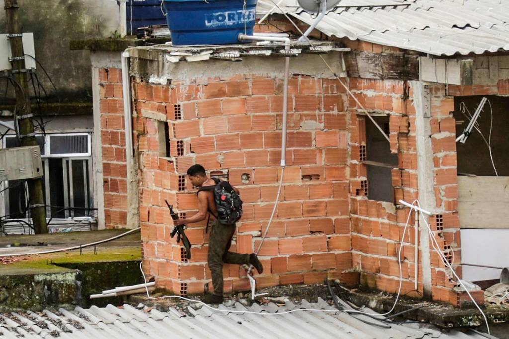 Traficante do morro Chapéu Mangueira foge durante operação do Bope na comunidade ***ATENÇÃO - USO RESTRITO - PAGAMENTO POR REUTILIZAÇÃO***