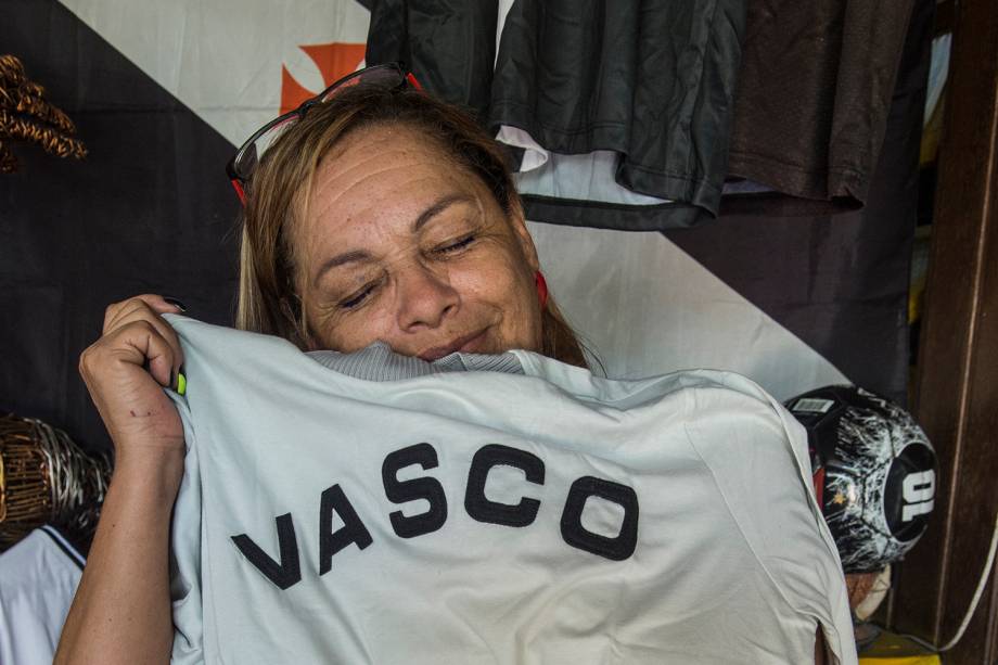 Tereza Borba com uma camisa antiga de goleiro dos tempos de Vasco -