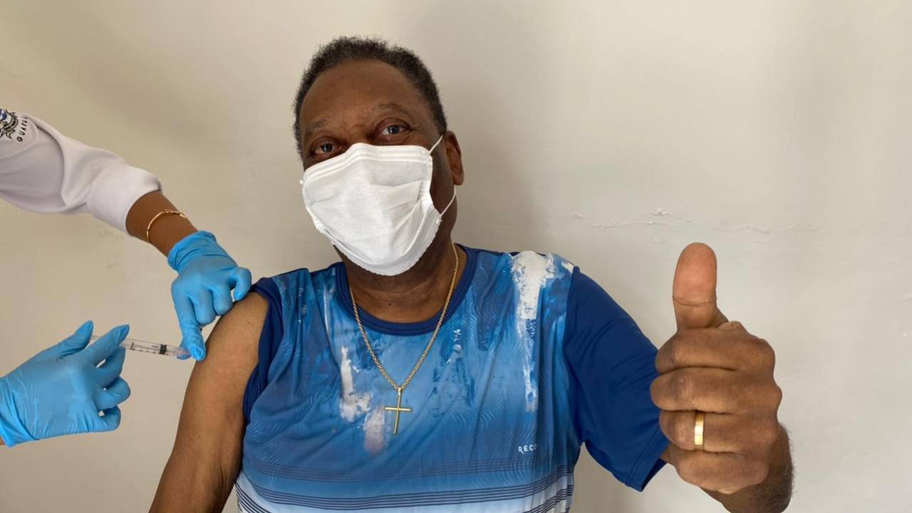 Aos 80 anos, Pelé é vacinado em São Paulo.