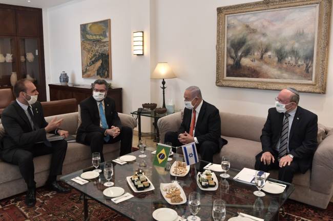 Chanceler Ernesto Araújo e deputado Eduardo Bolsonaro em encontro com Benjamin Netanyhu - 08/03/2021