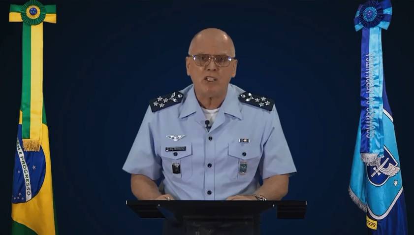 Ex-comandante nega que houve pedido de Bolsonaro para sobrevoar STF