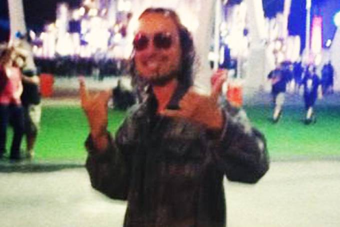 Quem está por trás da placa de genocida