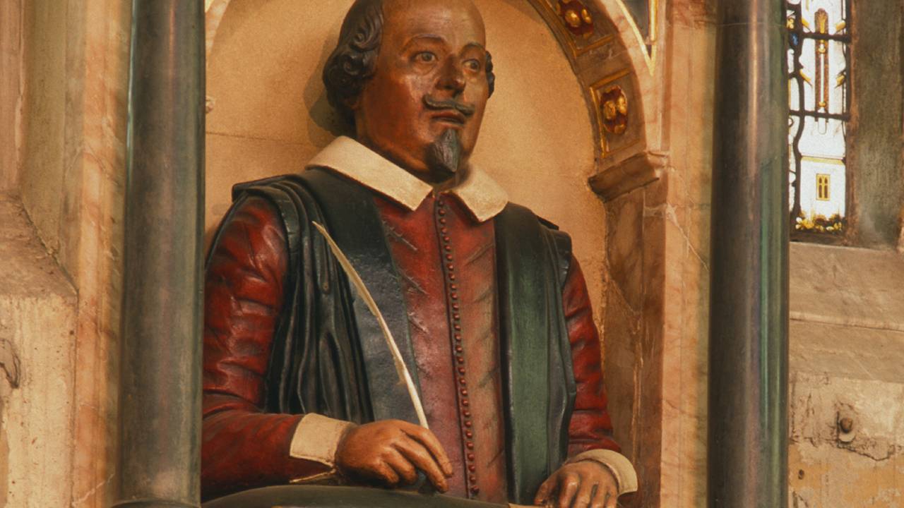 Escultura de William Shakespeare na igreja Holy Trinity, na cidade inglesa Stratford-upon-Avon -